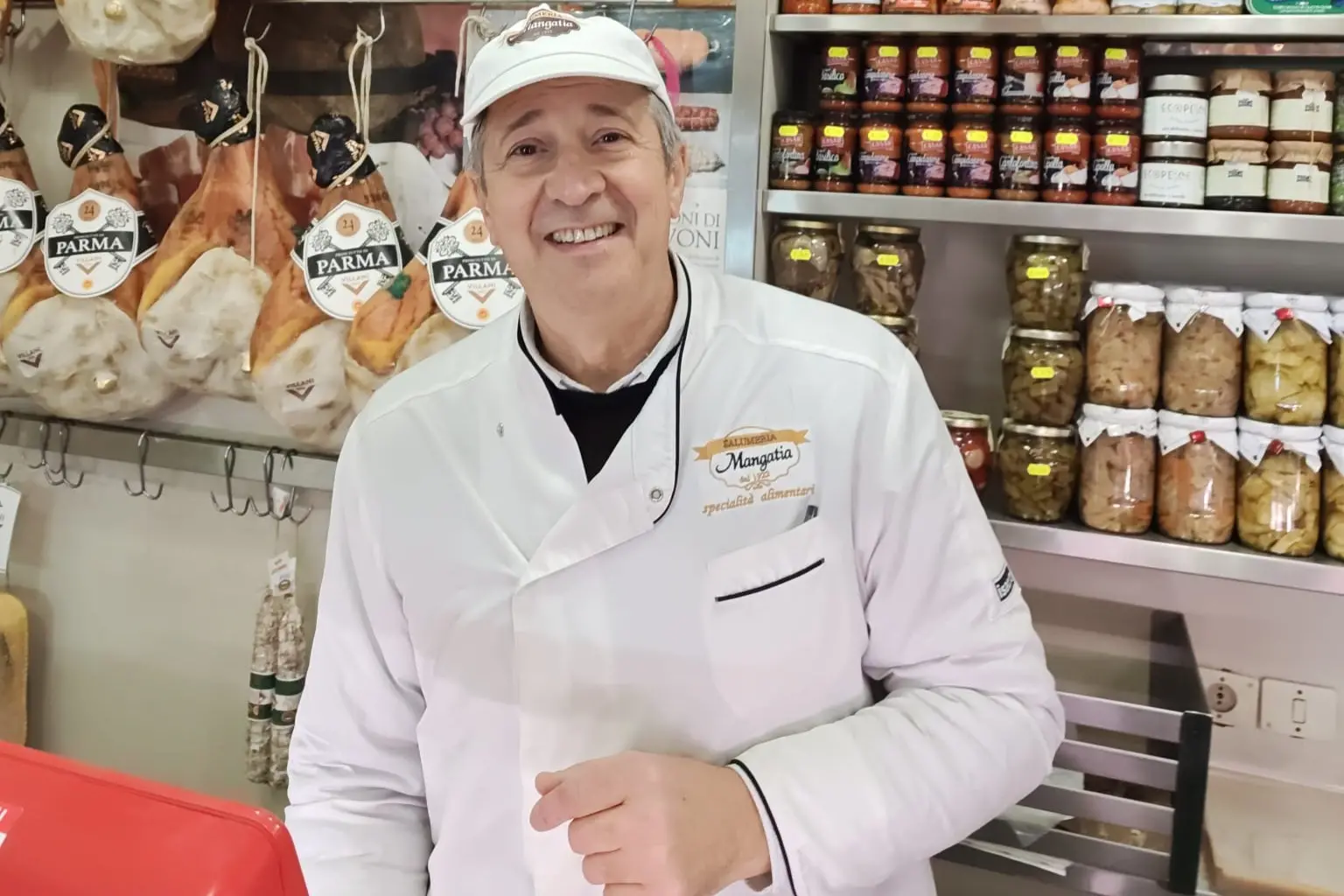 Pinuccio Mangatia, titolare dello storico negozio di alimentari di Sassari che sarà premiato durante l'iniziativa di domenica