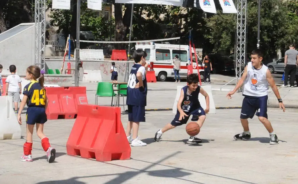 Giovani impegnati in una partita di basket (foto archivio L'Unione Sarda)