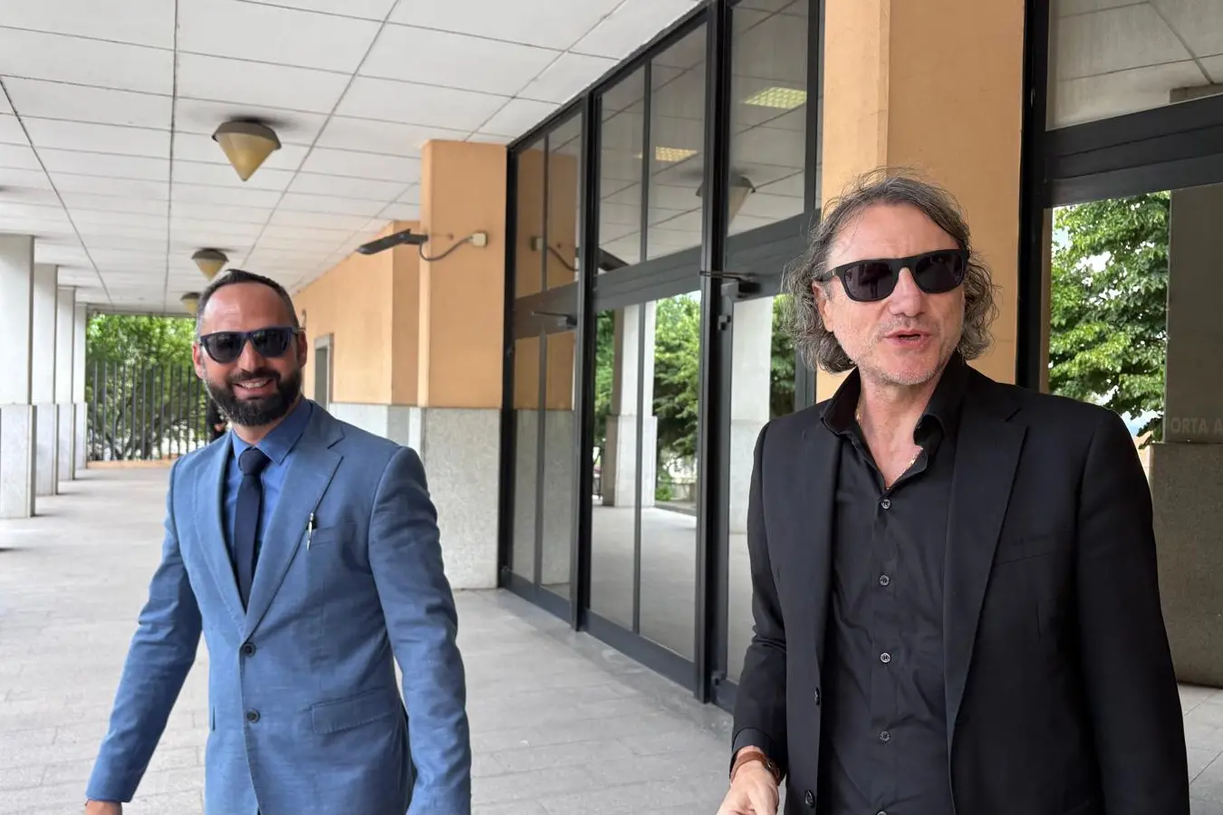 Rechts der Staatsanwalt von Tempio, Gregorio Capasso.