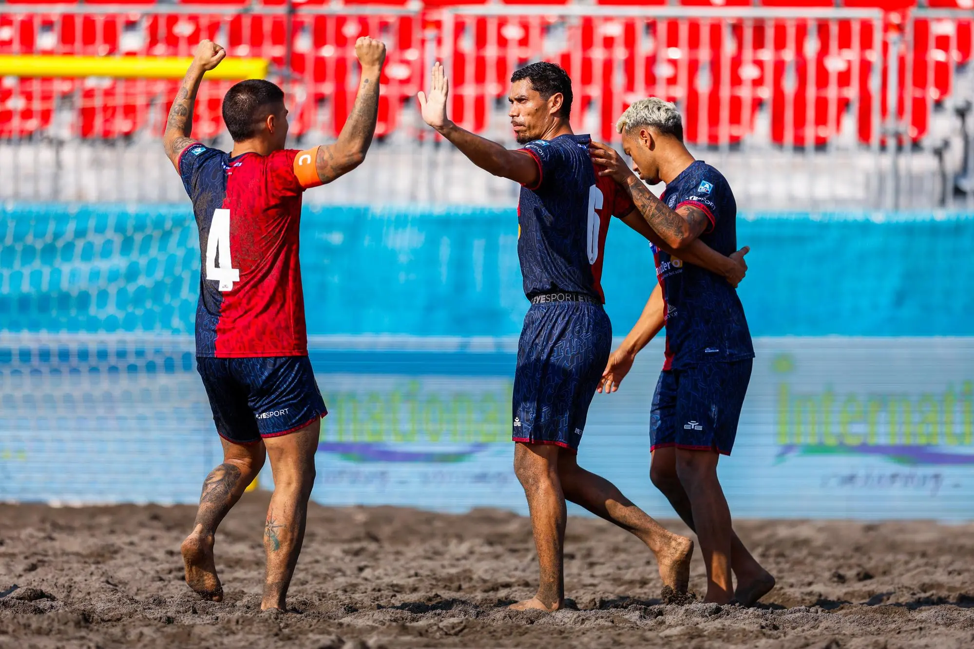 Il Cagliari Beach Soccer esulta nella partita contro Naxos BS (foto LND)