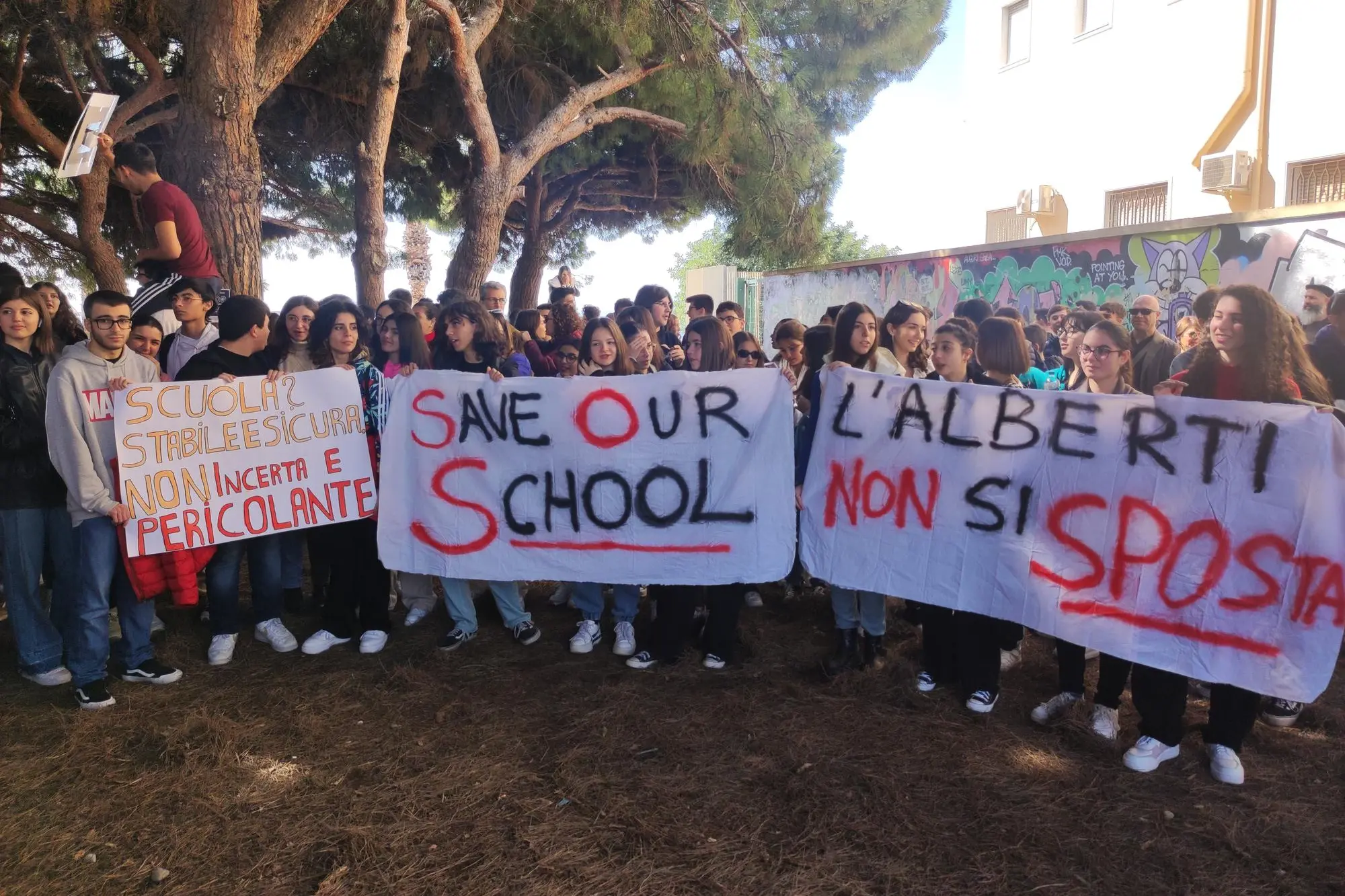 Gli studenti dell'Alberti protestano davanti alla sede di Viale Colombo (foto L'Unione Sarda)