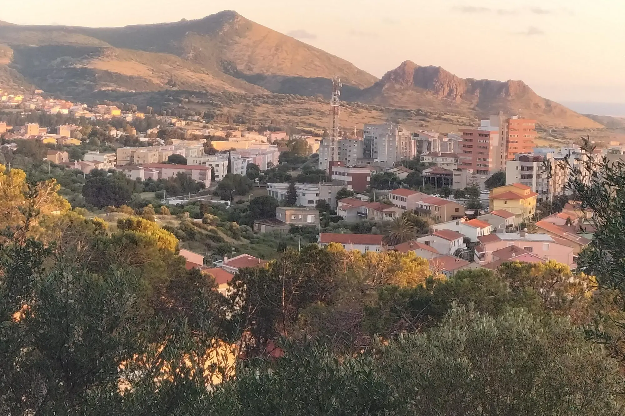 Carbonia e sullo sfondo i monti Crobu e Suergiu. (foto Scano)