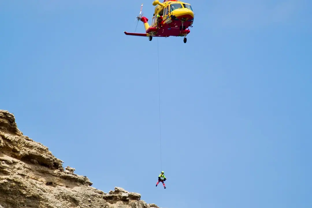 Un soccorso con l'elicottero dell'Areus sulla costa di Baunei