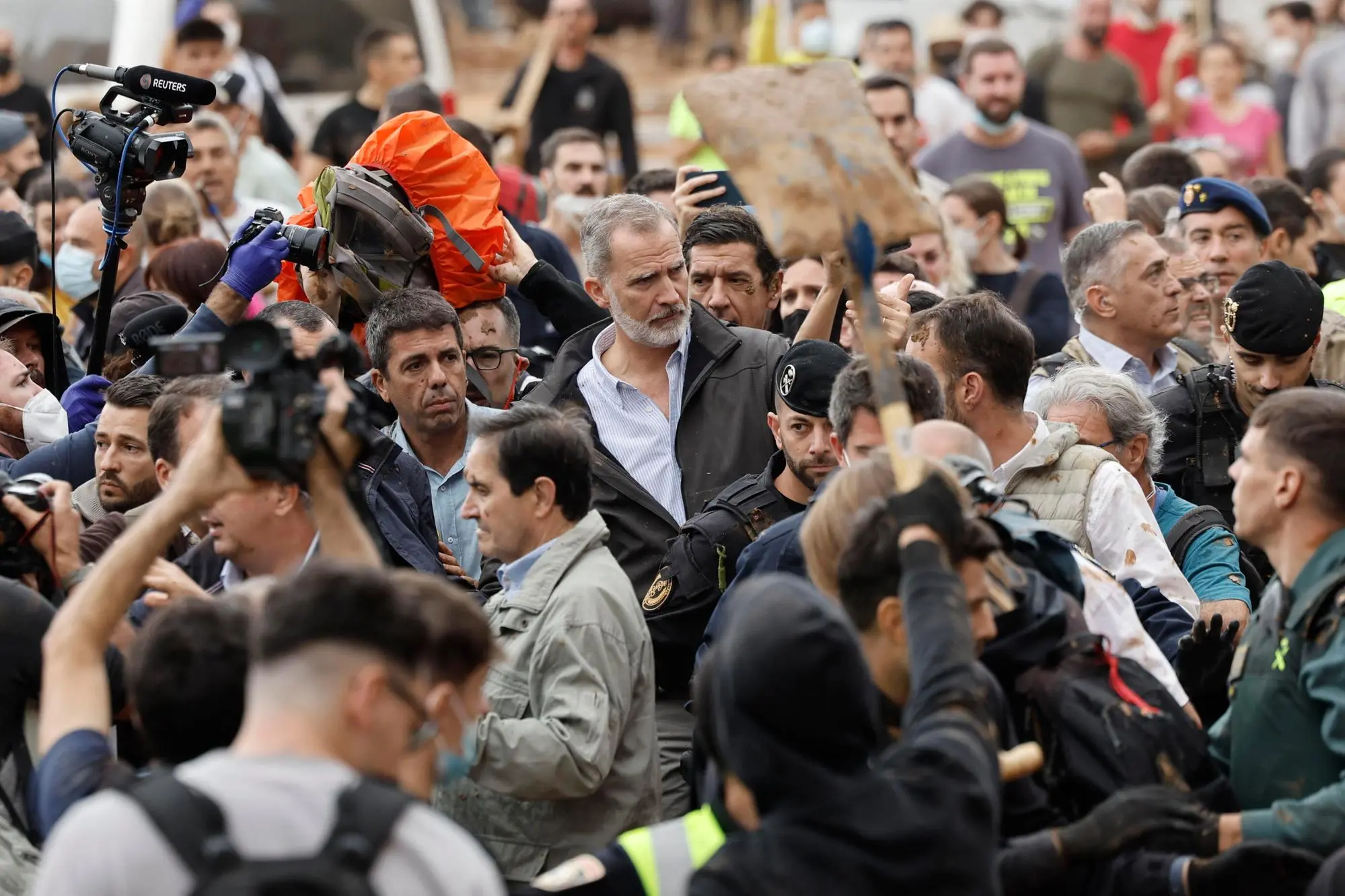 epa11698912 Spain's King Felipe Letizia (C) visits Paiporta, in the province of Valencia, eastern Spain, 03 November 2024. A crowd of angry citizens tossed mud and shouted insults at the Spanish king and government officials when they paid their first visit to Paiporta following the recent floods in Valencia and neighboring provinces. EPA/BIEL ALINO