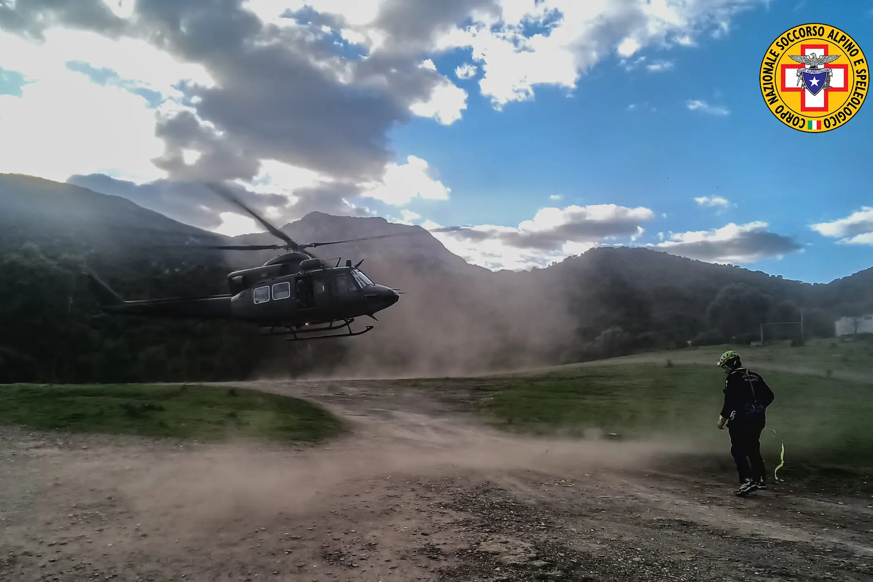 L'elicottero AB412 atterra nel campo base allestito in zona "Prato verde" a Domusnovas (foto Farris)