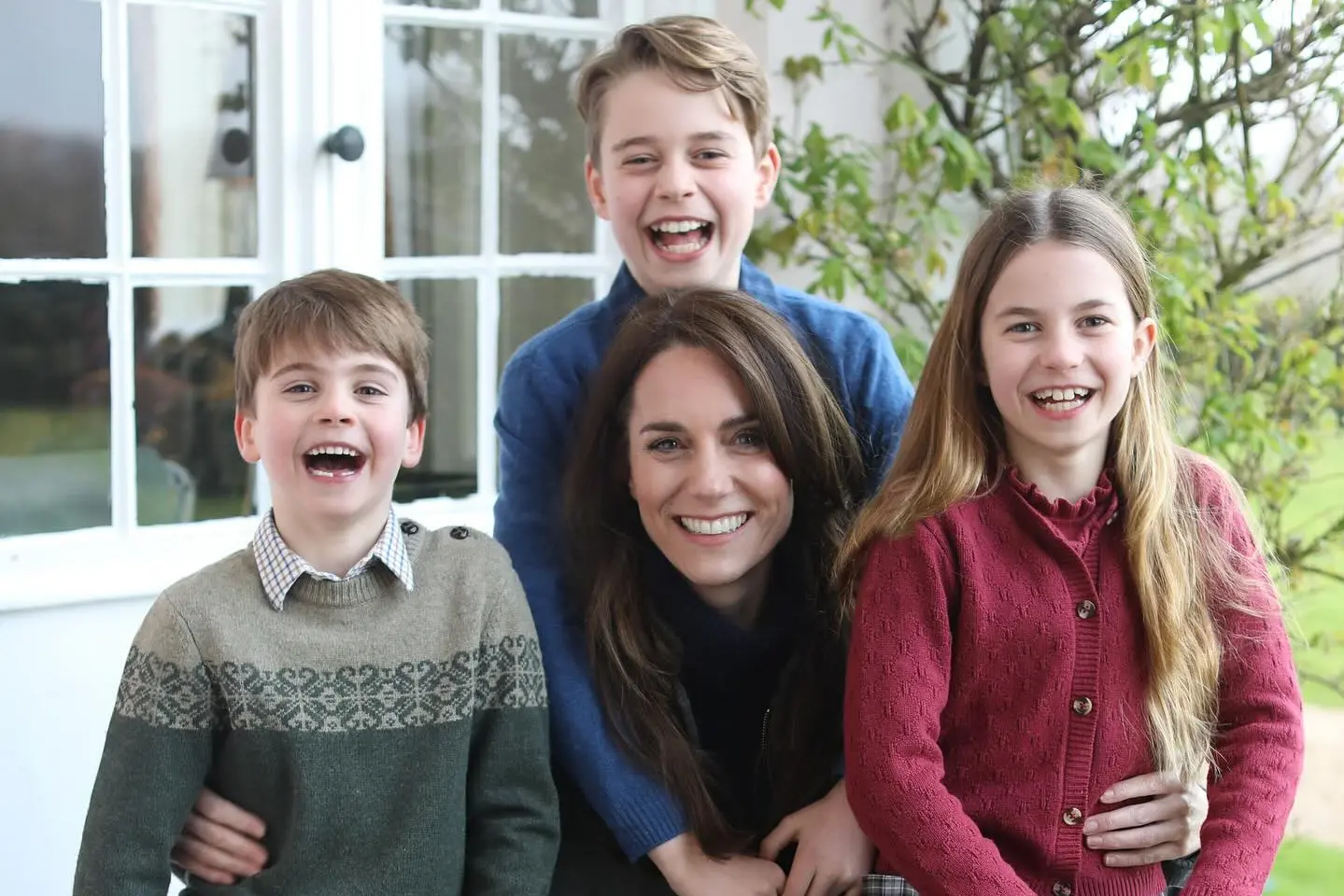 Kate Middleton in compagnia dei figli nel primo scatto ufficiale dopo la malattia (foto da Instagram)