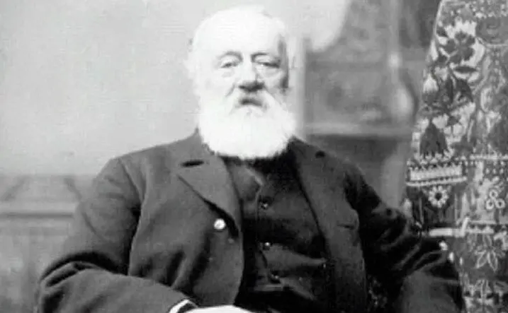 Nell'Ottocento scopre la trasmissione della voce per via elettrica