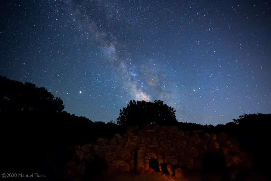 La Via Lattea sulla Tomba dei Giganti (foto Planetario de L'Unione Sarda)
