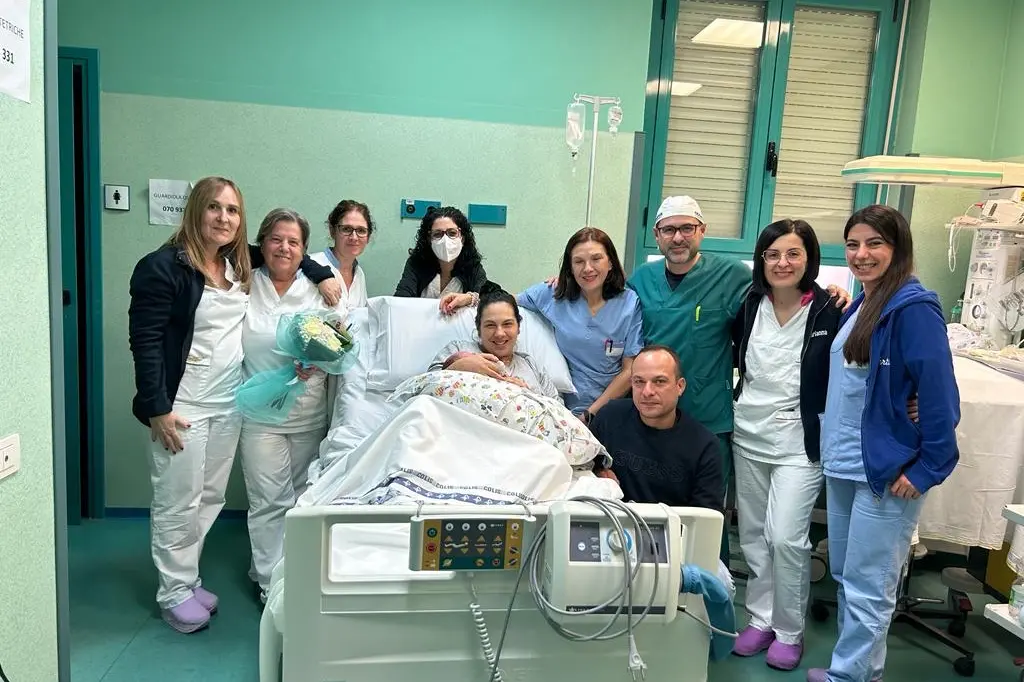 Samuele Schirru con i genitori Laura e Matteo e il personale sanitario del reparto di ostetricia e ginecologia a San Gavino