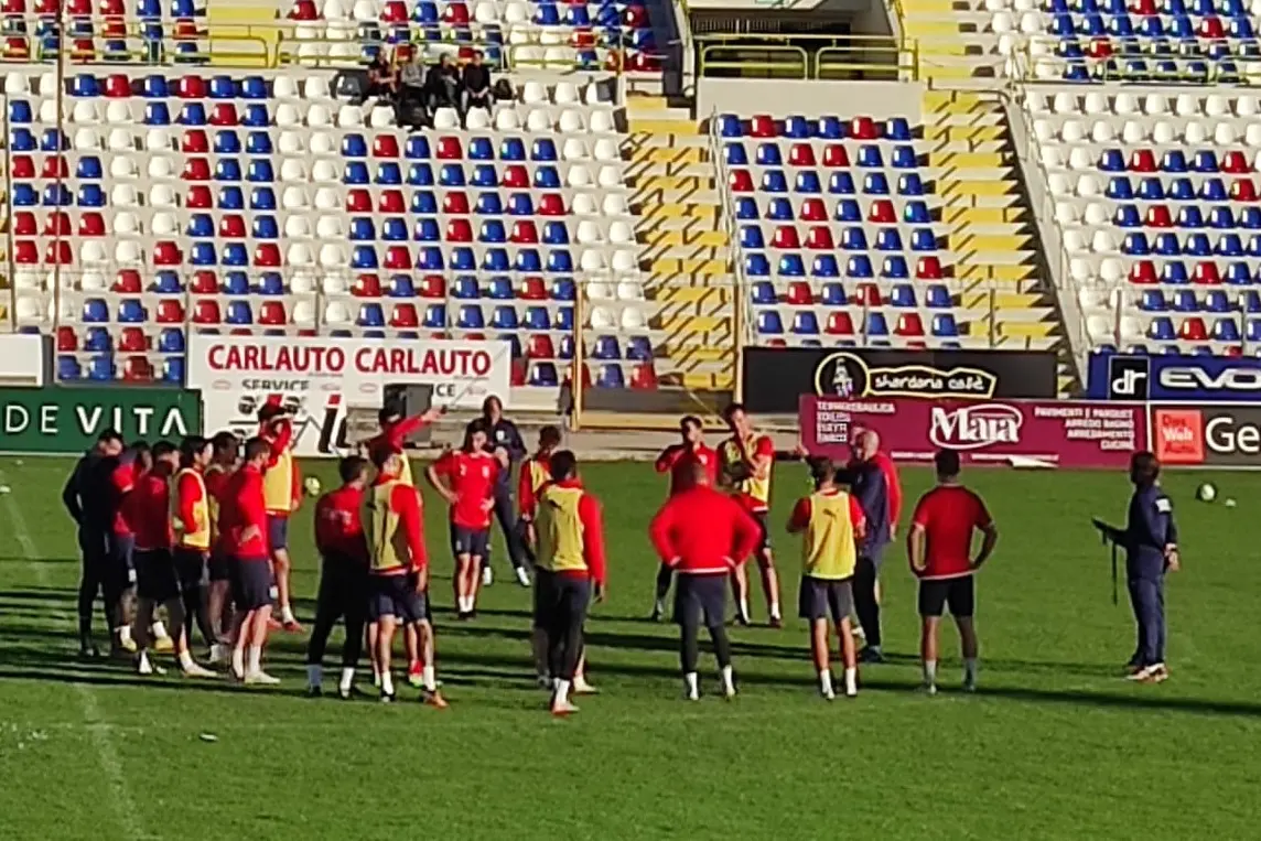 Il tecnico Sottili durante un allenamento al \"Vanni Sanna\" (foto G. Marras)