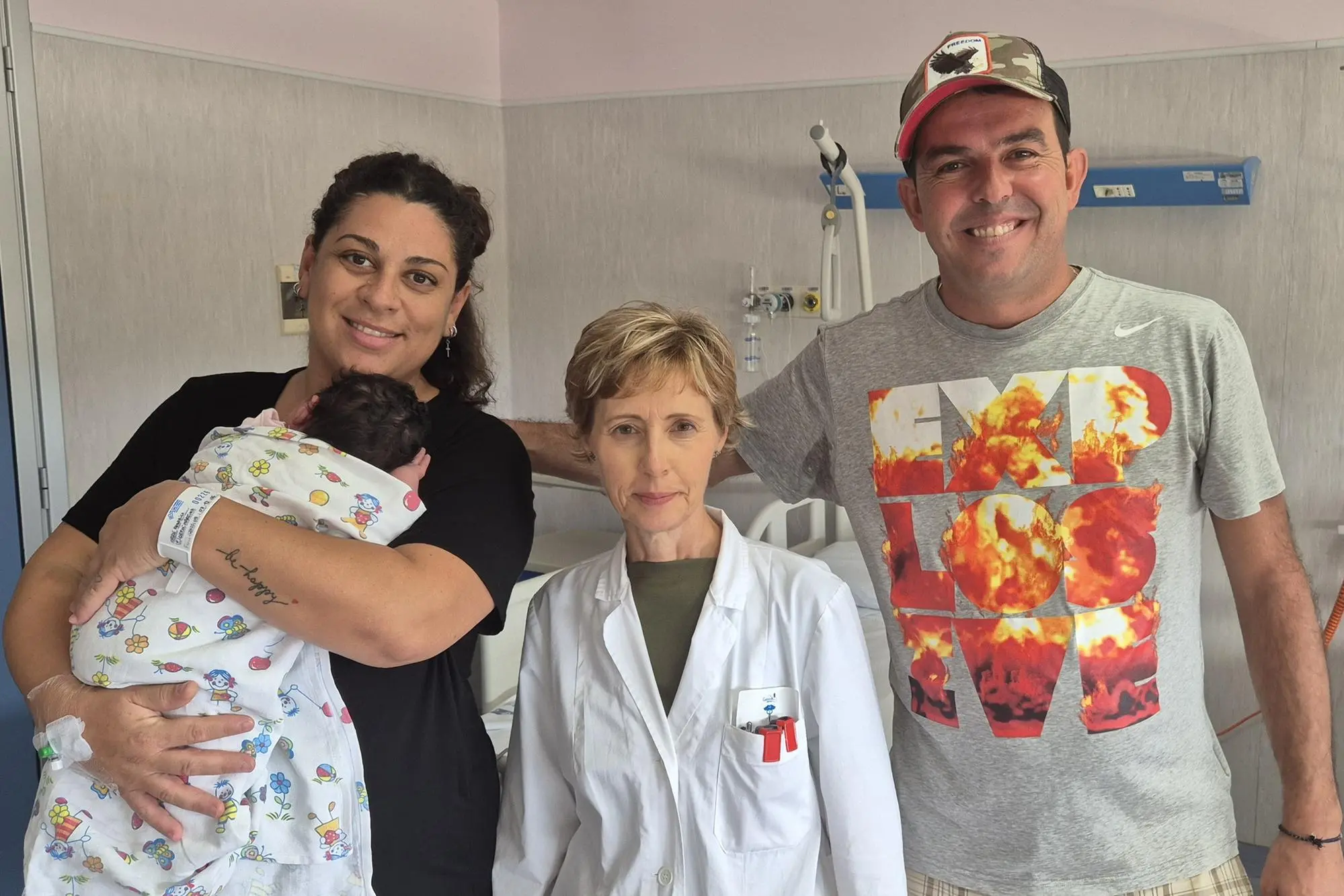 Matteo e Federica Orrù assieme alla neonata e alla dottoressa Francesca Campus (foto Asl Oristano)