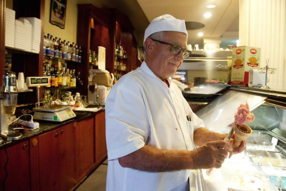 Ogliastra, dopo 40 anni va in pensione il gelataio Staffa