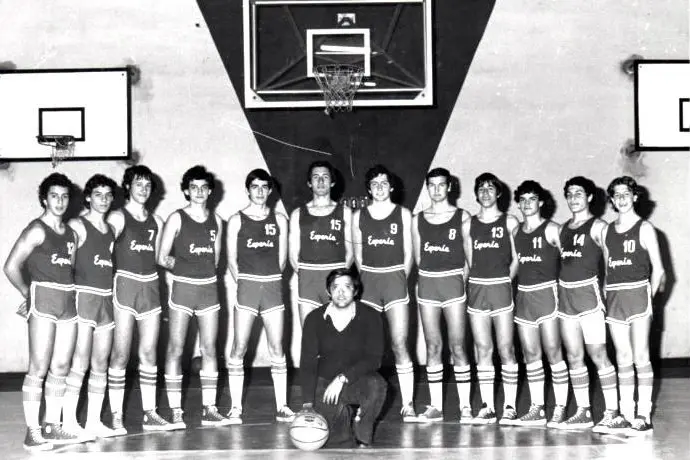 Tonio Musio (al centro) ai tempi del settore giovanile dell'Esperia (foto Rubiu)