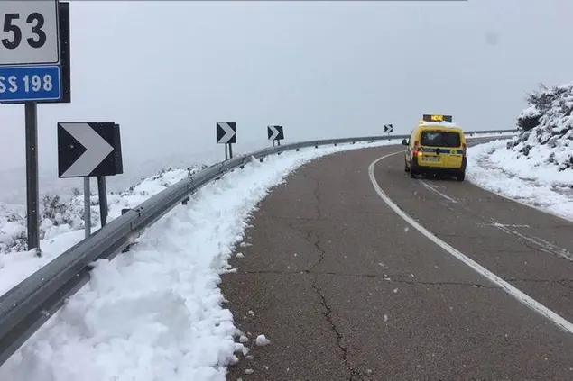 Uno dei mezzi Anas in azione sulle strade del Sassarese (Foto Anas)
