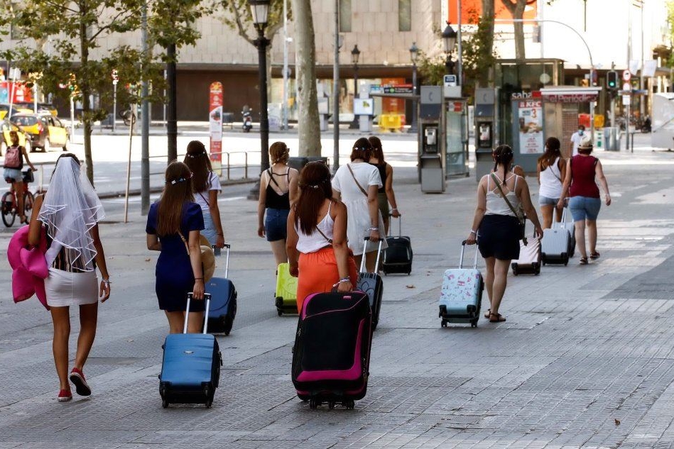 Turisti a Barcellona (Ansa)
