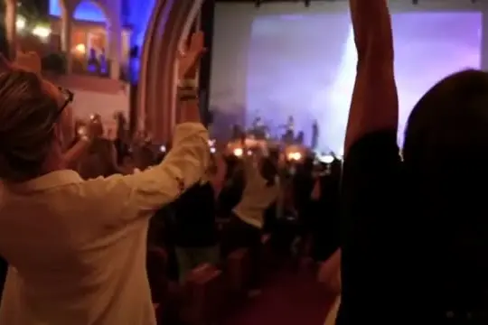 Maxi karaoke dedicato a Céline Dion a Parigi in vista del suo ritorno