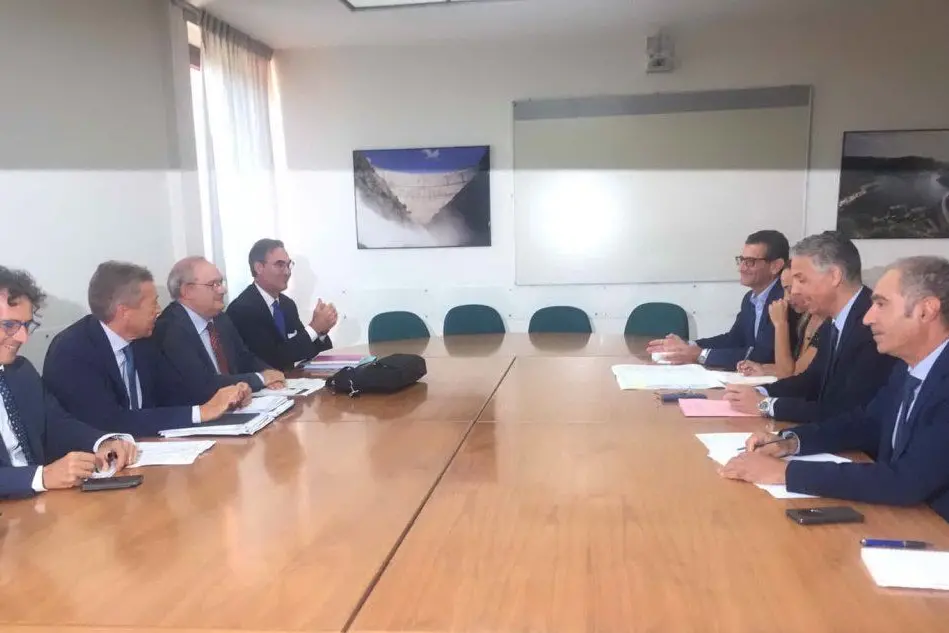 La riunione tra i vertici dell’Anas e l’assessore ai Lavori pubblici Roberto Frongia (foto L'Unione Sarda - Frongia)