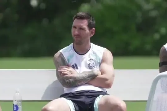 L'Argentina si prepara per la finale, Messi rilassato a bordo campo