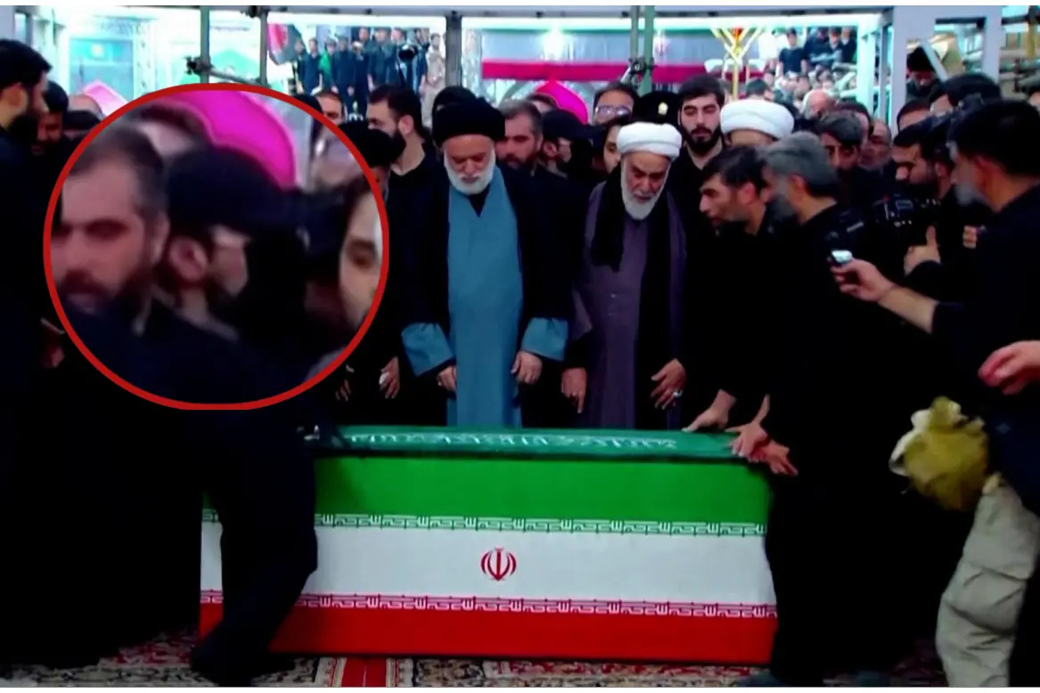 I funerali di Khamenei, a sinistra il dettaglio dell'uomo misterioso (Ansa)