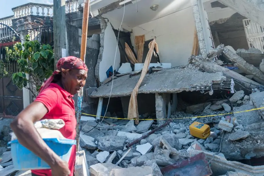La devastazione dopo il sisma (Ansa-Epa)