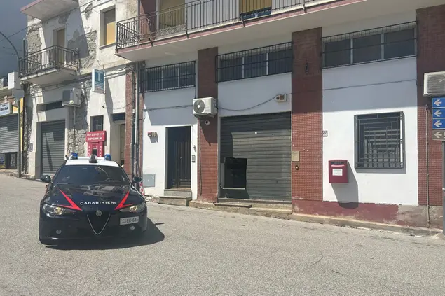 Una pattuglia dei carabinieri davanti all'ufficio postale di Talana (Secci)