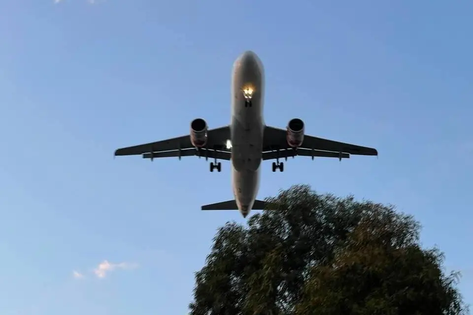 Un aereo sopra Elmas (foto Angelo Cucca)