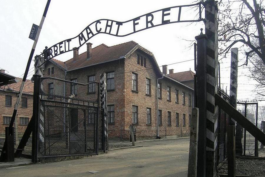 L'ingresso del lager di Auschwitz, dove furono condotti esperimenti sugli internati (Archivio US)