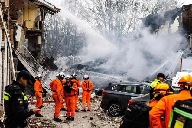 I vigili del fuoco in azione dopo l'esplosione (foto Ansa)