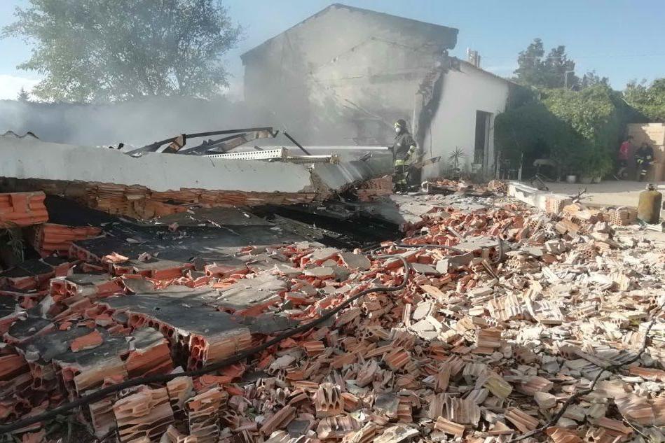 Villacidro, un'esplosione distrugge il magazzino di un'azienda avicola