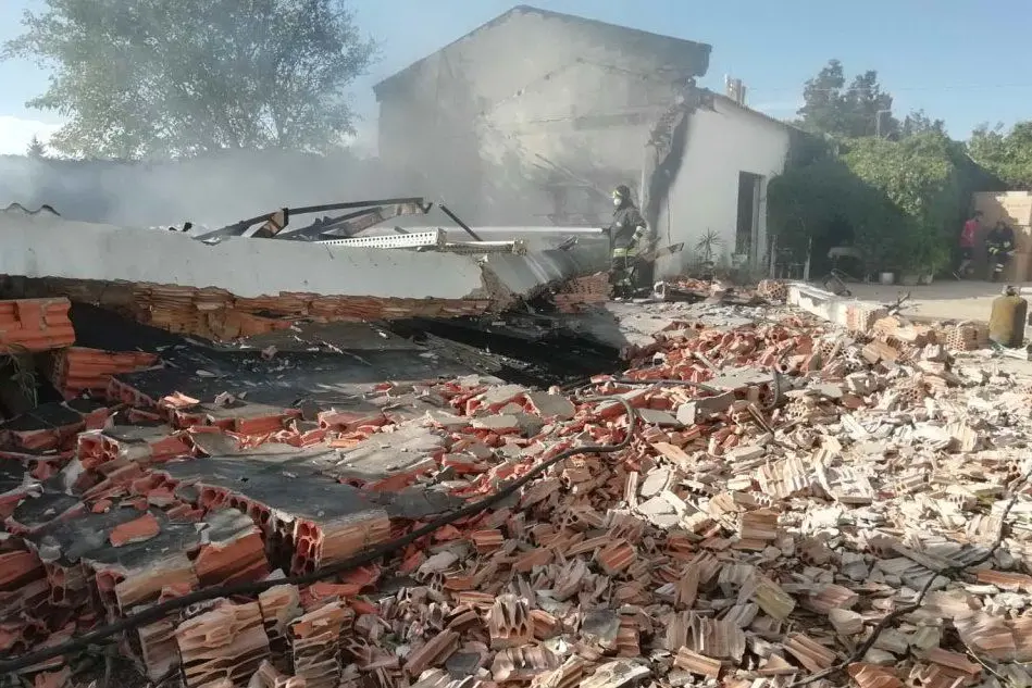Le macerie dopo l'esplosione (foto L'Unione Sarda - Cazzaniga)