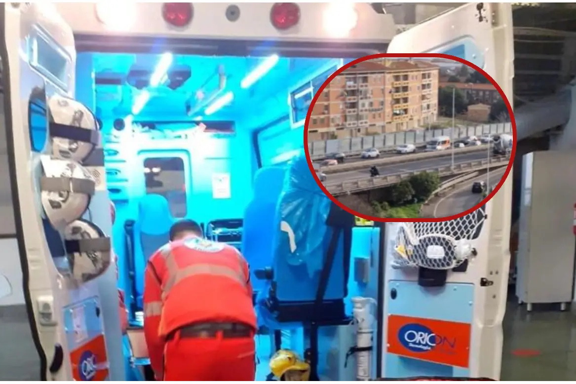 Un'ambulanza del 118, a destra il traffico sull'Asse Mediano (Archivio L'Unione Sarda/frame da video Facebook)