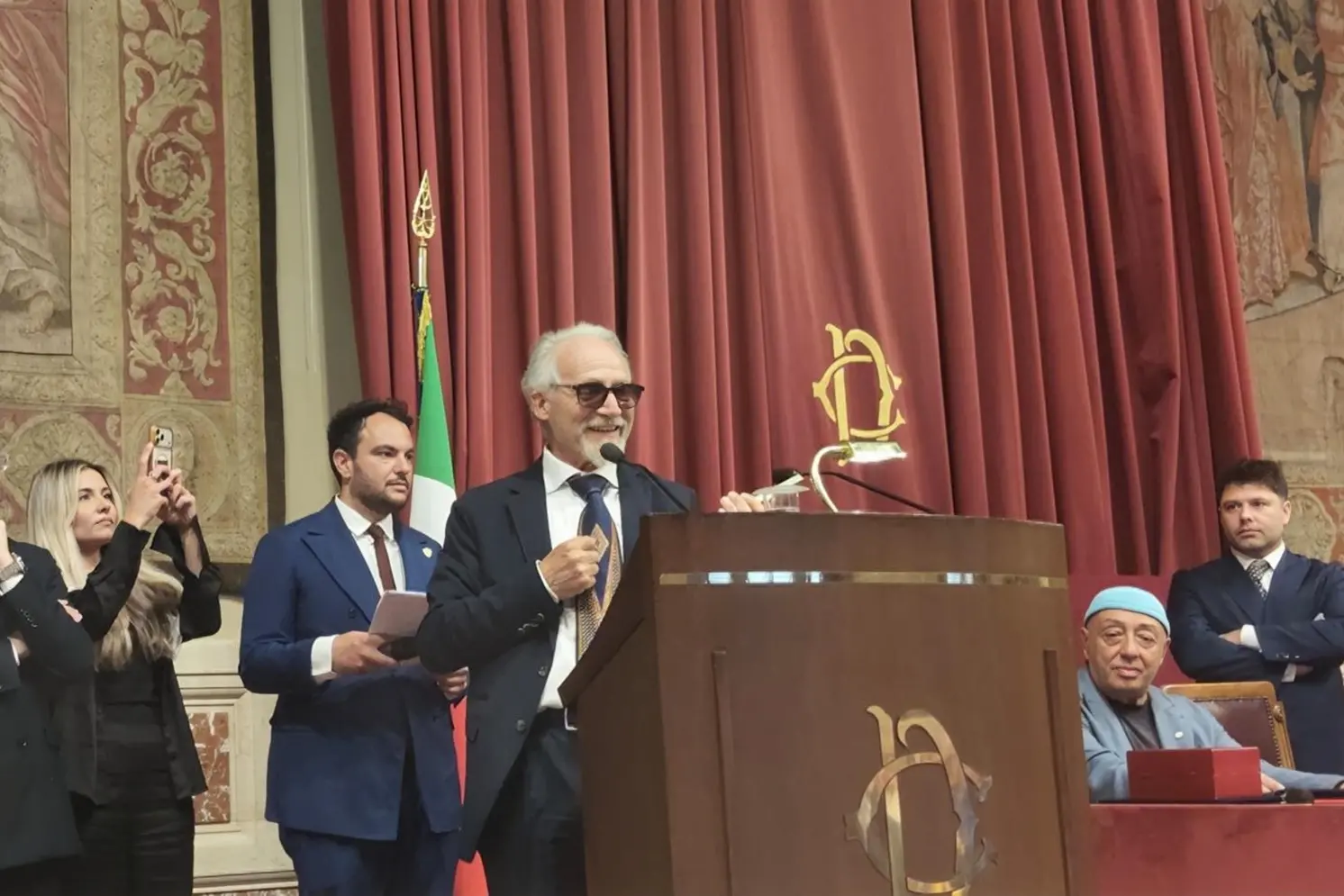 Giuseppe Carta mentre ritira il Premio della Camera dei Deputati