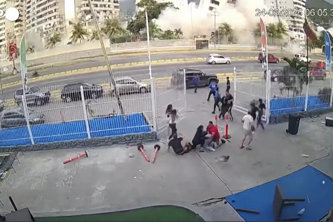 La violenza del sisma in Venezuela ripresa da una telecamera di sicurezza