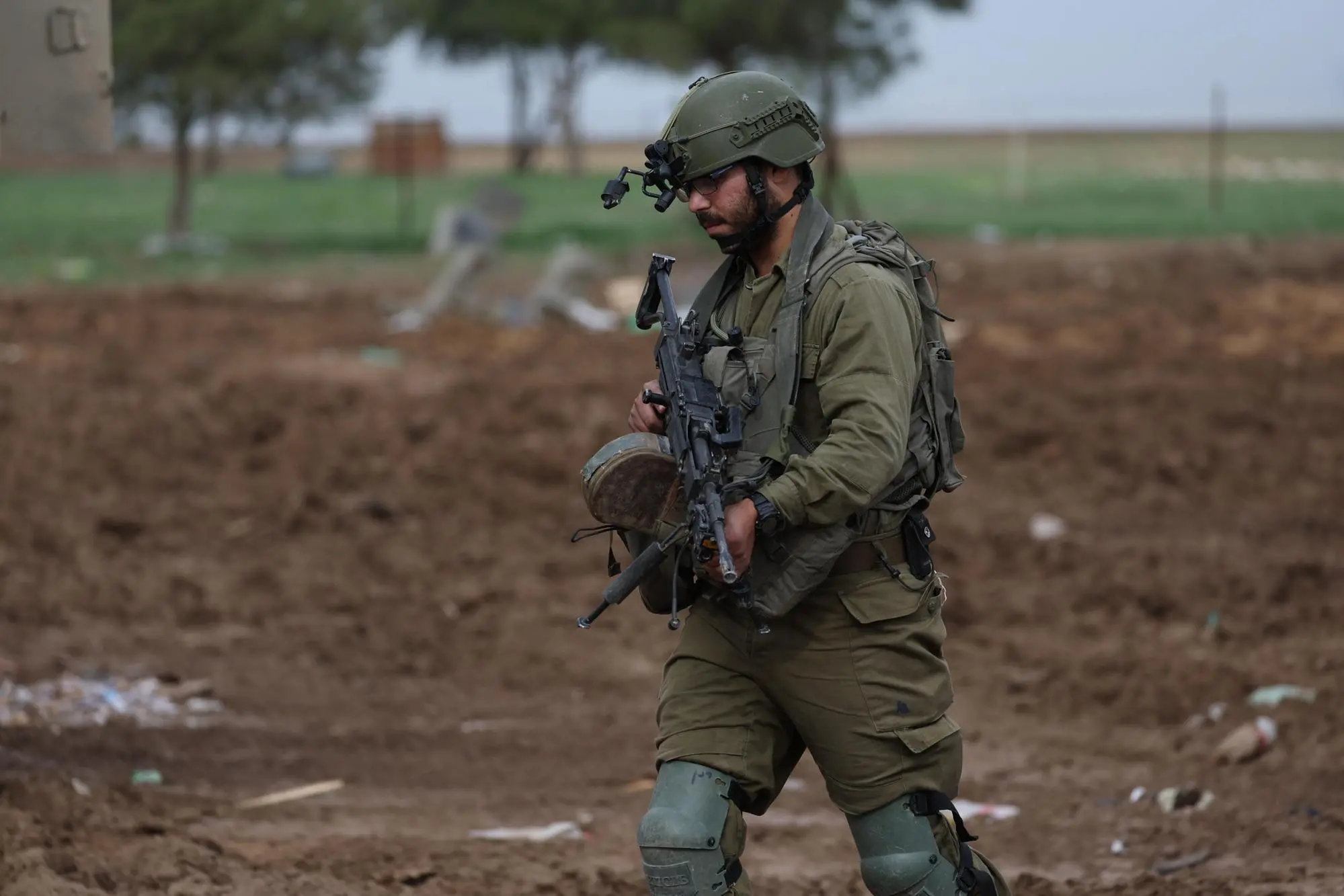 Un soldato israeliano al confine con Gaza (Ansa-Epa)