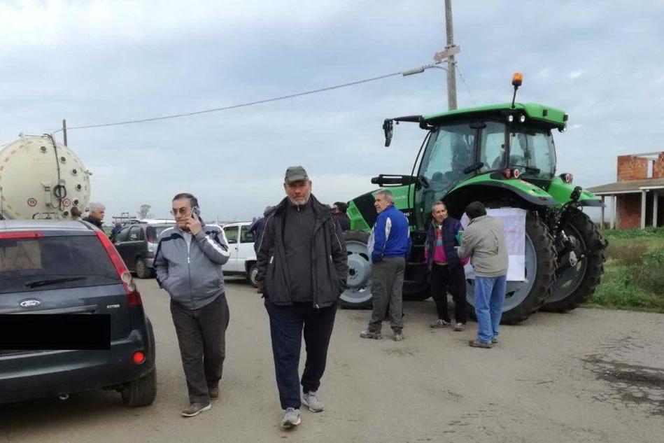 Gli agricoltori di Decimoputzu protestano per le condizioni della strada che collega il paese a Villasor