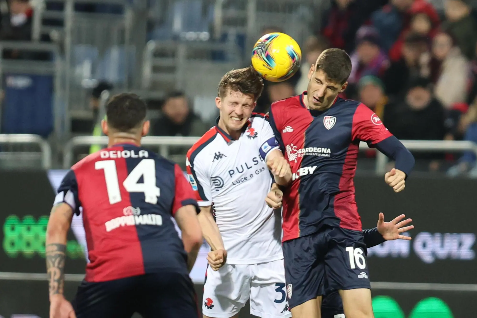 Matteo Prati (a destra) contro Morten Frendrup in Cagliari-Genoa (foto Ansa)