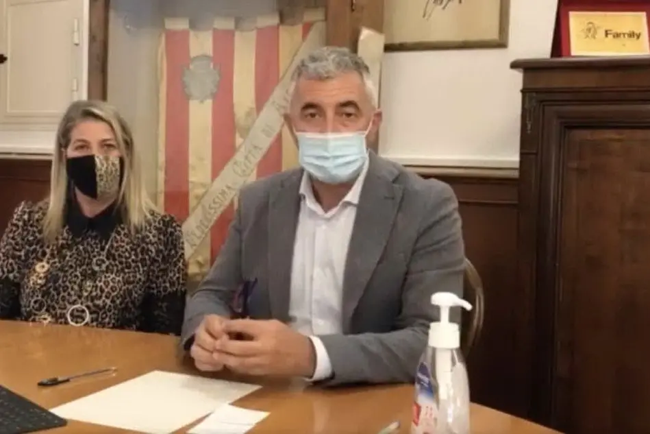 Il sindaco Mario Conoci con l'assessore alla Sanità Maria Grazia Salaris (L'Unione Sarda - Fiori)