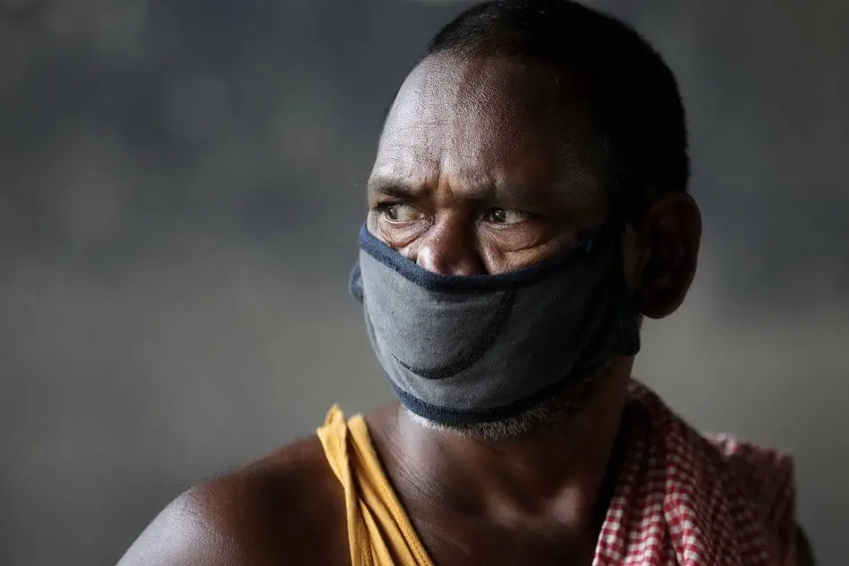Un uomo a Kolkata, India (Foto Ansa)