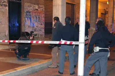 I portici di via Italia sotto cui è avvenuta la sparatoria - foto Ungari