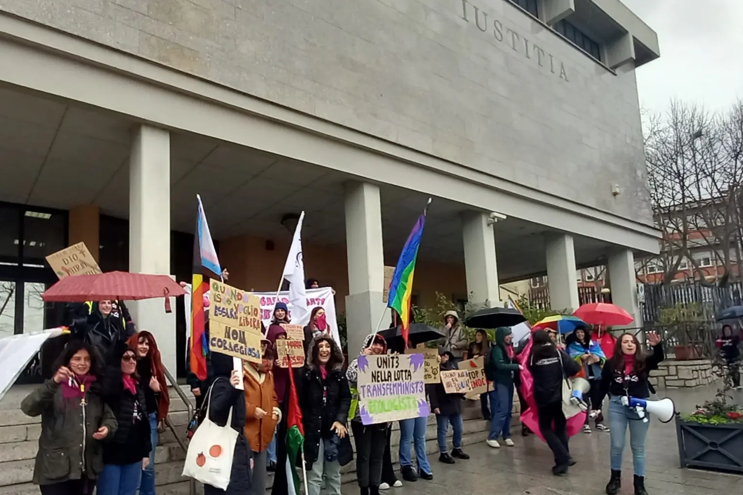 Manifestazione di donne davanti al tribunale di Tempio durante il processo Grillo
