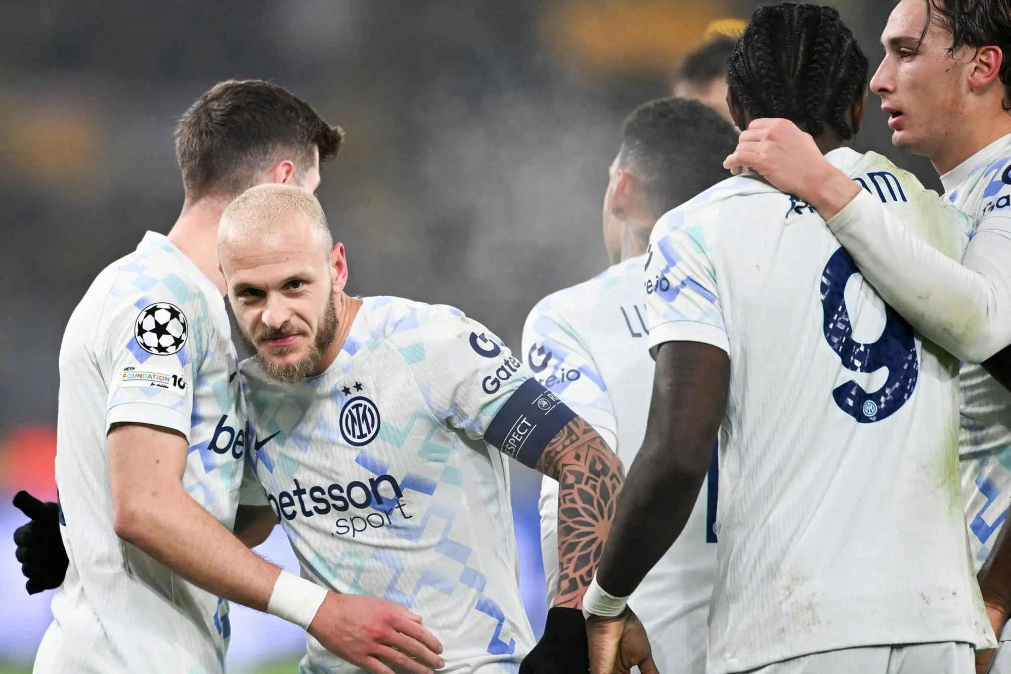 epa12689210 Milan's Federico Dimarco (2-L) and team players celebrate after scoring the 0-1 goal during the UEFA Champions League match between Borussia Dortmund and FC Internazionale Milano, in Dortmund, Germany, 28 January 2026. EPA/FABIAN STRAUCH