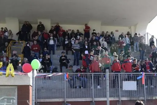 Il pubblico sulle tribune dello stadio Monteponi sabato  (foto concessa da Renato Orr&ugrave;)