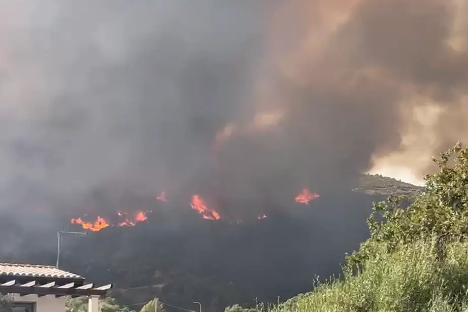 Bruciano i boschi di Arzana, a poca distanza dalla Statale 389