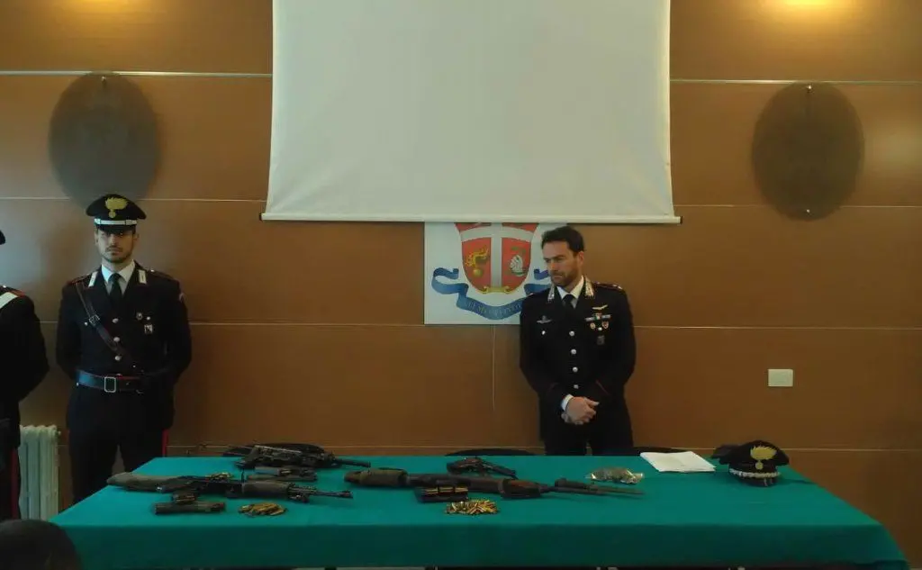 I carabinieri mostrano mitra e munizioni