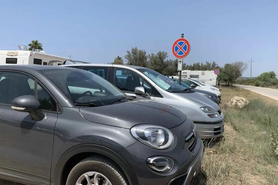 Le auto parcheggiate (foto L'Unione Sarda - Pinna)