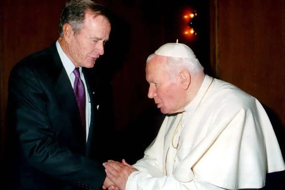 George H. Bush in udienza privata con Papa Giovanni Paolo II (Ansa)