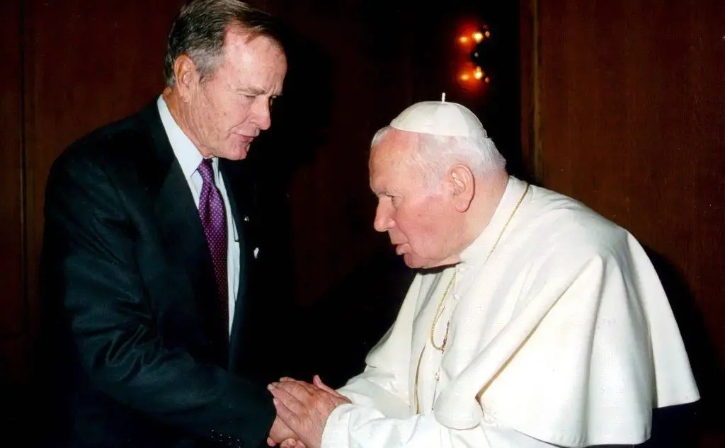 George H. Bush in udienza privata con Papa Giovanni Paolo II (Ansa)