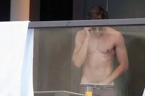 Zac Efron, gaffe sexy al balcone