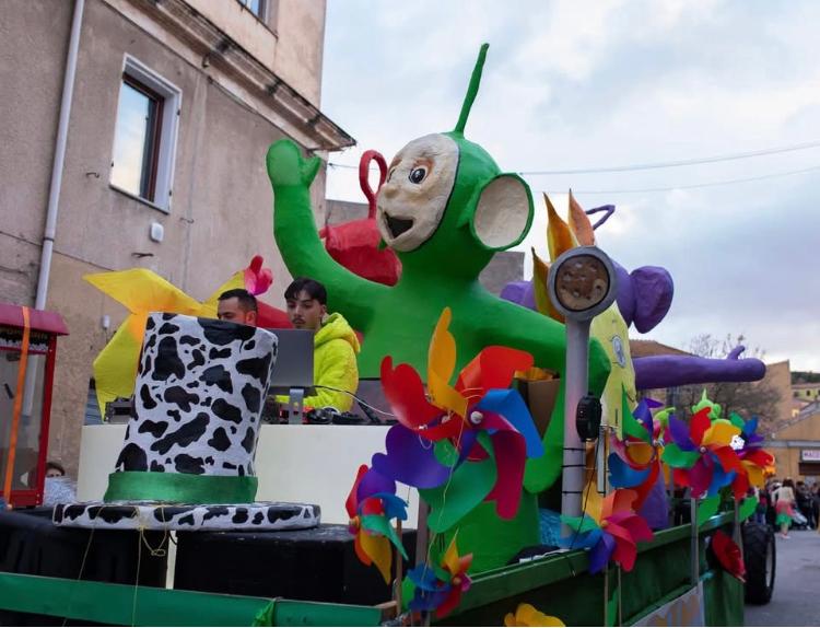 Esplosione di colori alla sfilata del Carnevale Ossese