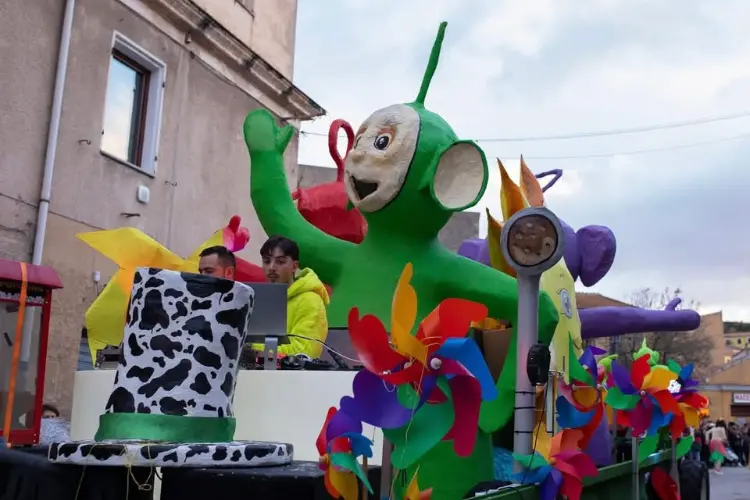 La sfilata dei carri allegorici a Ossi (foto concessa)